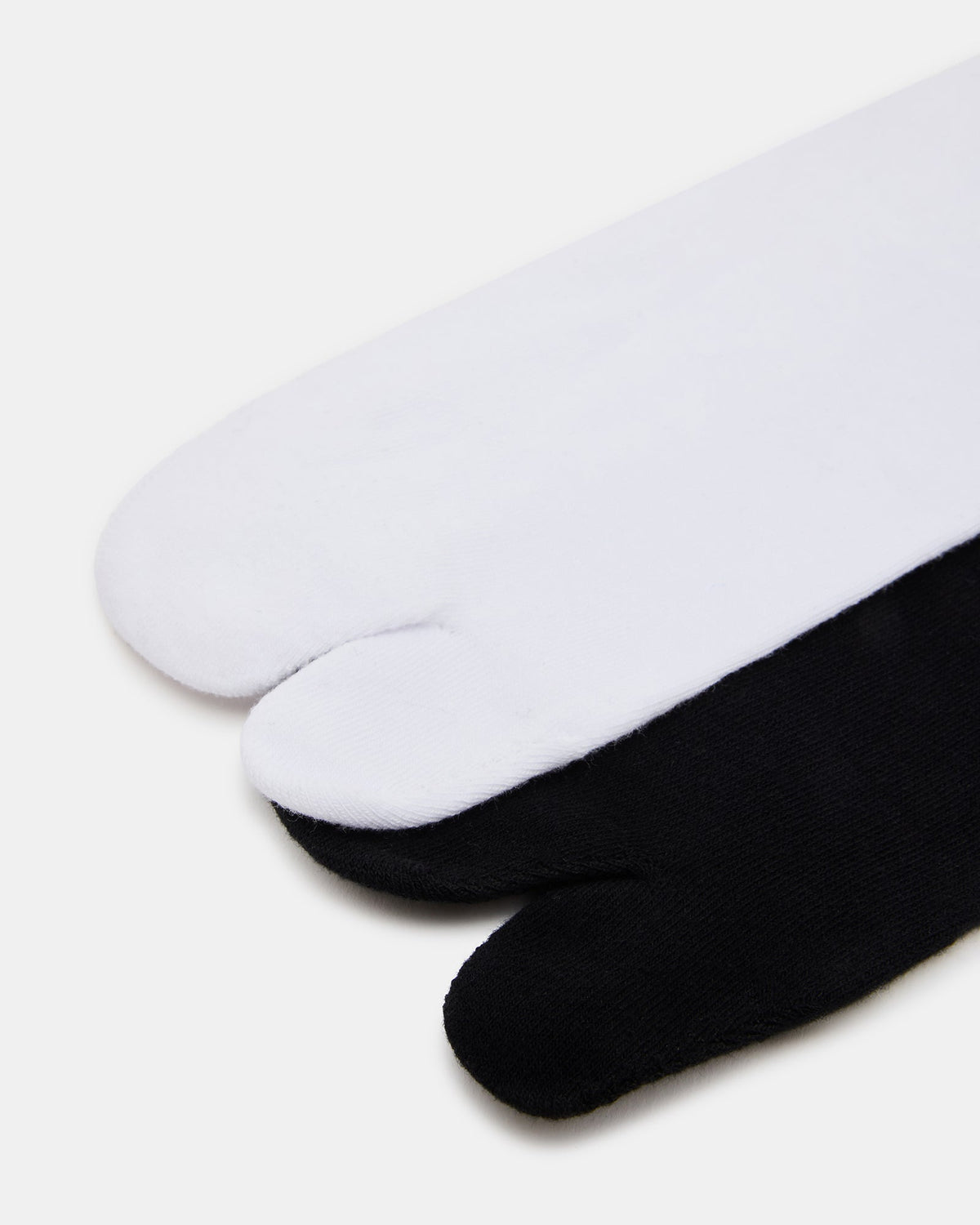 RIBBED SPLIT TOE SOCKS WHITE/BLACK